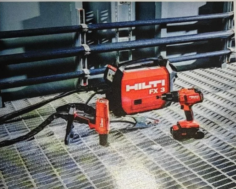 Bezdrátové nýtovací a svářecí zařízení Hilti FX3-A zjednodušuje upevňovací práce na oceli při pěchování za studena.